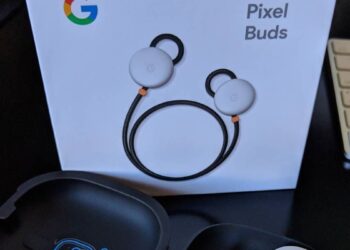 best TWS earbuds under 5000: wireless earbuds in a charging case